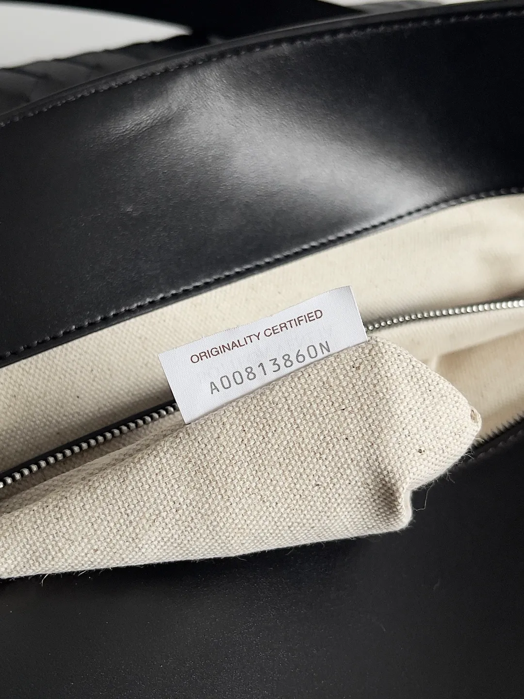 Batch 2460 Bottega Veneta's new men's Portfolio bag is a multi-functional and fashionable men's bag woven with cowhide, equipped with 1 internal zipper pocket and 2 flat pockets. It is absolutely no problem to store laptops, files and iPads. It is different from traditional briefcases. It is fashionable and versatile, and can be worn in formal or casual wear. It is super practical, extremely cost-effective, and feels practical minimalism! Style number: 795102 Size: 41*32*8cm